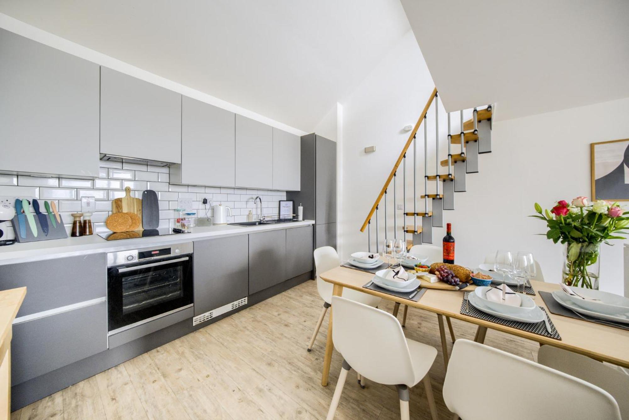 Coventry Large 4-Bed Townhouse By Empower Homes Ngoại thất bức ảnh